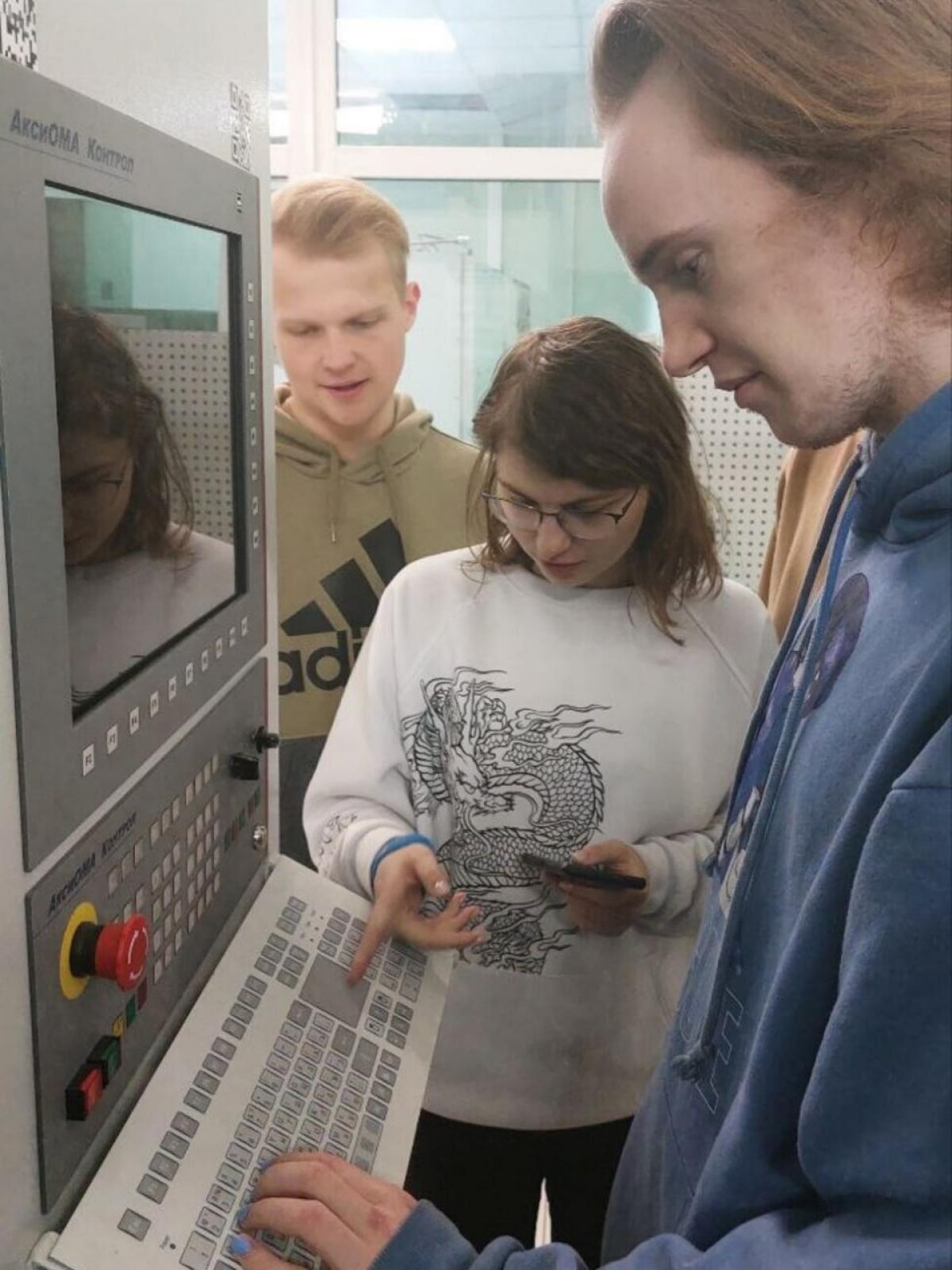 Пример практической реализации работы системы ЧПУ &laquo;АКСИОМА&raquo; на пятикоординатном продольно фрезерном станке